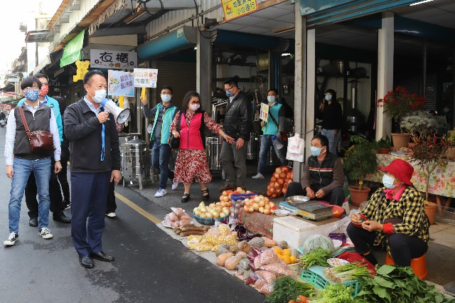 春節將至！翁縣長手拿大聲公 市場積極宣導防疫、用心為民眾食安把關   